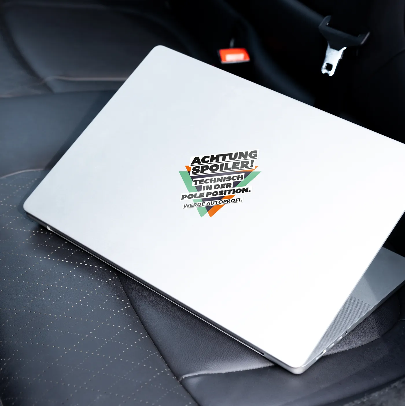 Sticker der Kampagne: «Achtung Spoiler! Technisch in der Pole Position. Werde Autoprofi.»